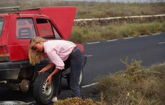 汽車爆胎怎么辦？你應該知道的換胎知識！