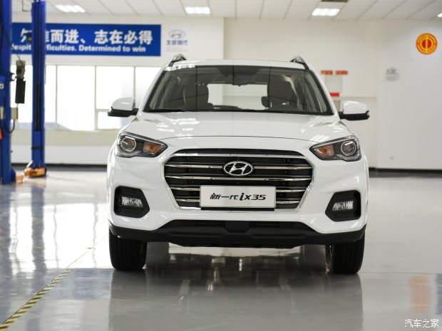 車尾部采用了分層式的設(shè)計，特別是碩大的裝飾板同樣營造出“硬派”的感覺，此外隱藏式的排氣管使尾部看起來很飽滿。