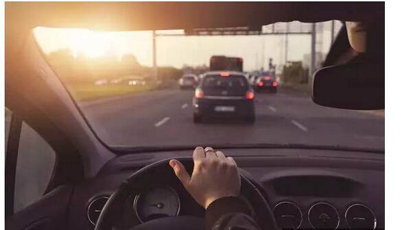 假如你開車時(shí)爆胎了，你知道該怎么打方向盤嗎？多學(xué)點(diǎn) 沒壞處！