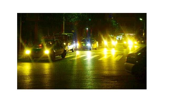 夜晚開車，小心穿了隱身衣的黑衣女子，會(huì)吃人！