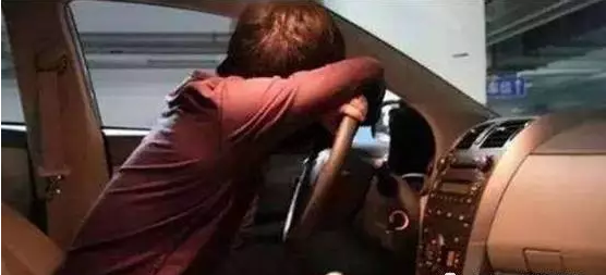 為什么很多人喜歡獨自坐在車里發(fā)呆？