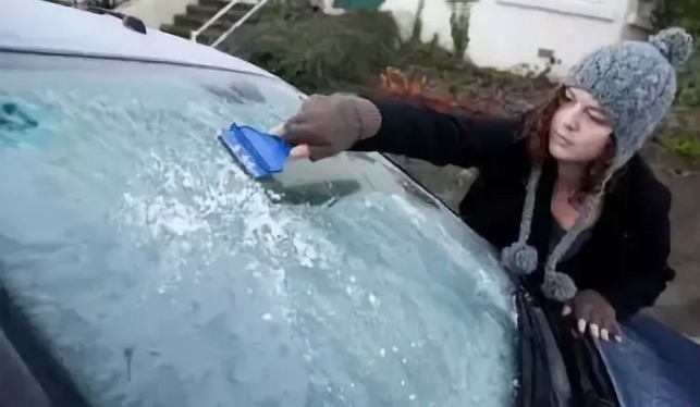 汽車玻璃結(jié)冰怎么辦，簡單處理有妙招