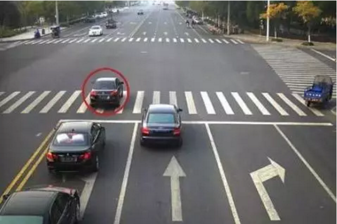 交警提醒：這五種闖紅燈不再扣分罰款，第三種還要表彰！